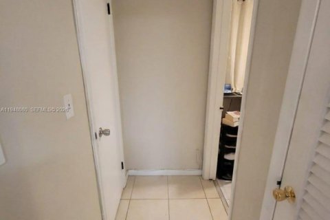 Condo in Miami, Florida, 2 bedrooms  № 2005242 - photo 15