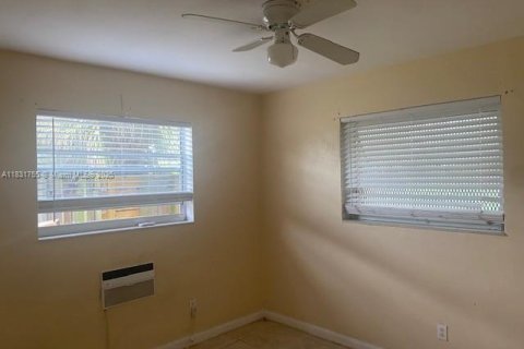 Commercial property in North Miami Beach, Florida № 1820092 - photo 6