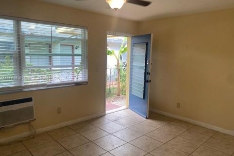 Commercial property in North Miami Beach, Florida № 1820092 - photo 1