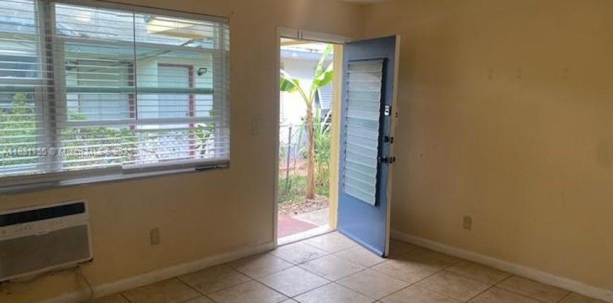 Commercial property in North Miami Beach, Florida № 1820092