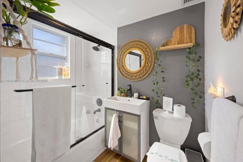 Condo in Hollywood, Florida, 2 bedrooms  № 2021203 - photo 13