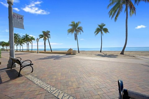 Condo in Hollywood, Florida, 2 bedrooms  № 2021203 - photo 14