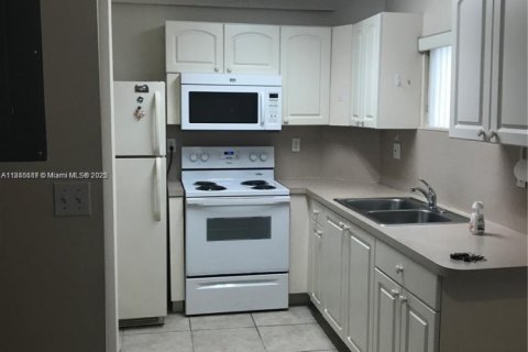 Condo in Miami, Florida, 2 bedrooms  № 1829010 - photo 9