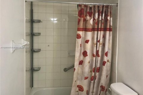 Condo in Miami, Florida, 2 bedrooms  № 1829010 - photo 14