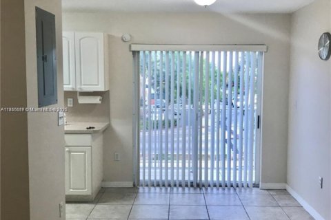 Condo in Miami, Florida, 2 bedrooms  № 1829010 - photo 7