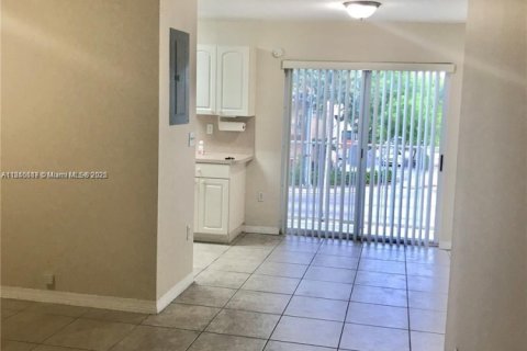 Condo in Miami, Florida, 2 bedrooms  № 1829010 - photo 8