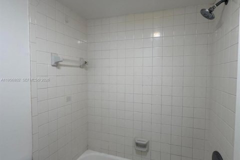 Apartamento en alquiler en Lantana, Florida, 1 dormitorio, 1727.61 m2 № 2010691 - foto 15