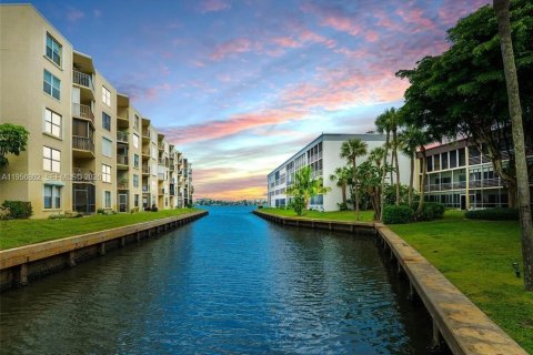 Apartamento en alquiler en Lantana, Florida, 1 dormitorio, 1727.61 m2 № 2010691 - foto 25