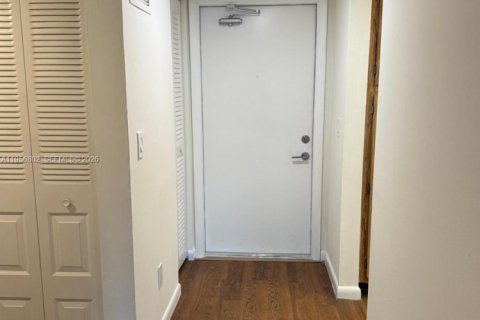 Apartamento en alquiler en Lantana, Florida, 1 dormitorio, 1727.61 m2 № 2010691 - foto 9