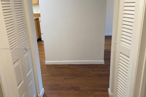 Apartamento en alquiler en Lantana, Florida, 1 dormitorio, 1727.61 m2 № 2010691 - foto 17