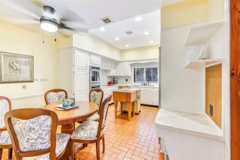 Купить виллу или дом в Майами-Спрингс, Флорида 4 спальни, 293.57м2, № 2049699 - фото 13