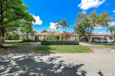 Купить виллу или дом в Майами-Спрингс, Флорида 4 спальни, 293.57м2, № 2049699 - фото 2