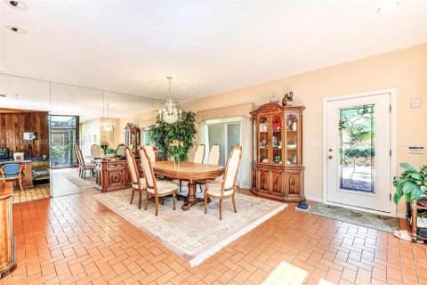 Купить виллу или дом в Майами-Спрингс, Флорида 4 спальни, 293.57м2, № 2049699 - фото 10