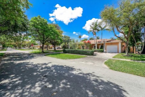 Купить виллу или дом в Майами-Спрингс, Флорида 4 спальни, 293.57м2, № 2049699 - фото 3