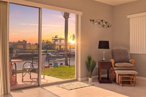 House in New Port Richey, Florida 2 bedrooms, 120.77 sq.m. № 2152156 - photo 17