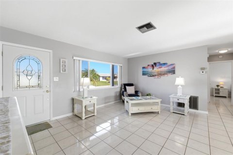 House in New Port Richey, Florida 2 bedrooms, 120.77 sq.m. № 2152156 - photo 7