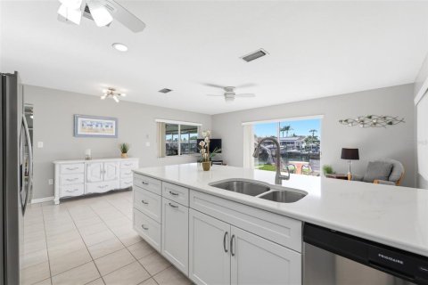 House in New Port Richey, Florida 2 bedrooms, 120.77 sq.m. № 2152156 - photo 15