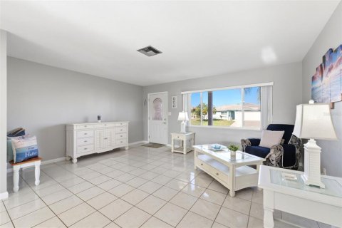 House in New Port Richey, Florida 2 bedrooms, 120.77 sq.m. № 2152156 - photo 8