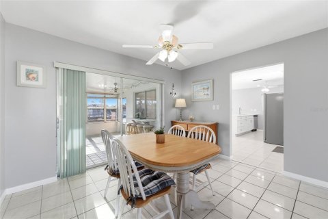 House in New Port Richey, Florida 2 bedrooms, 120.77 sq.m. № 2152156 - photo 11