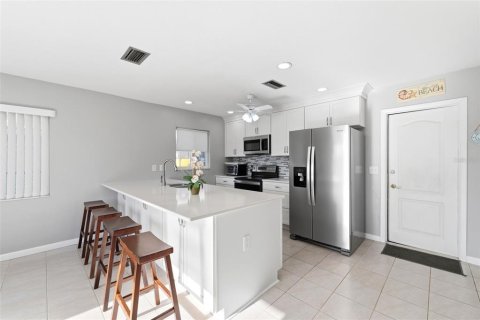 House in New Port Richey, Florida 2 bedrooms, 120.77 sq.m. № 2152156 - photo 13