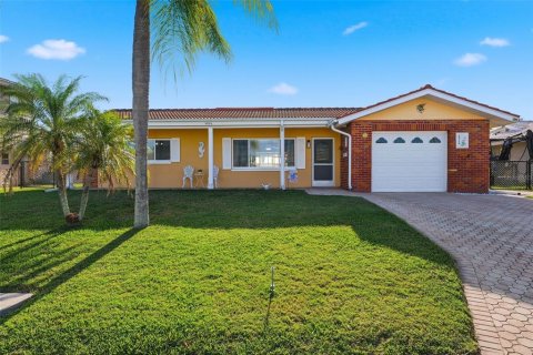House in New Port Richey, Florida 2 bedrooms, 120.77 sq.m. № 2152156 - photo 4