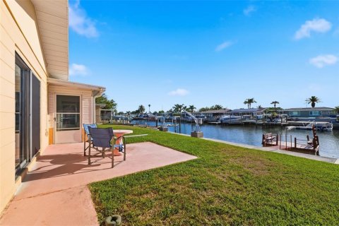 House in New Port Richey, Florida 2 bedrooms, 120.77 sq.m. № 2152156 - photo 29