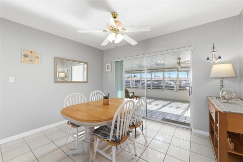 House in New Port Richey, Florida 2 bedrooms, 120.77 sq.m. № 2152156 - photo 9