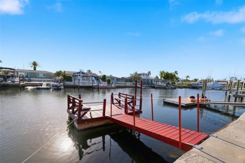 House in New Port Richey, Florida 2 bedrooms, 120.77 sq.m. № 2152156 - photo 30