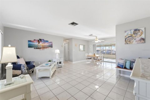 House in New Port Richey, Florida 2 bedrooms, 120.77 sq.m. № 2152156 - photo 6