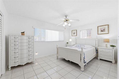 House in New Port Richey, Florida 2 bedrooms, 120.77 sq.m. № 2152156 - photo 18