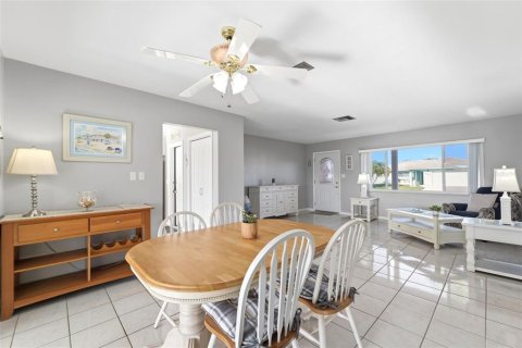 House in New Port Richey, Florida 2 bedrooms, 120.77 sq.m. № 2152156 - photo 10