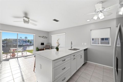 House in New Port Richey, Florida 2 bedrooms, 120.77 sq.m. № 2152156 - photo 12