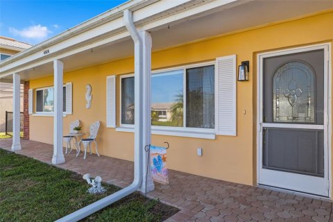 House in New Port Richey, Florida 2 bedrooms, 120.77 sq.m. № 2152156 - photo 5