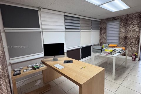 Commercial property in Doral, Florida № 1985050 - photo 1