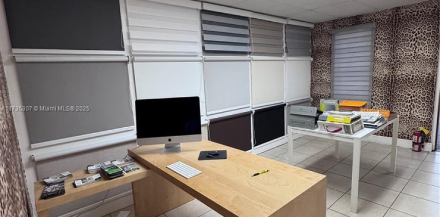 Commercial property in Doral, Florida № 1985050