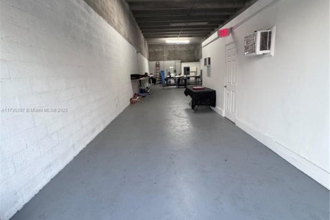 Commercial property in Doral, Florida № 1985050 - photo 2