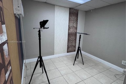 Commercial property in Doral, Florida № 1985050 - photo 7