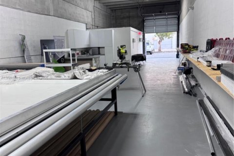 Commercial property in Doral, Florida № 1985050 - photo 4