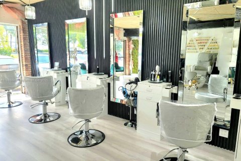 Commercial property in Pembroke Pines, Florida № 2014779