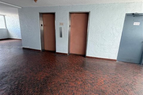 Condo in Miami, Florida, 2 bedrooms  № 2065193 - photo 17