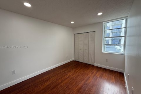 Condo in Miami, Florida, 2 bedrooms  № 2065193 - photo 8