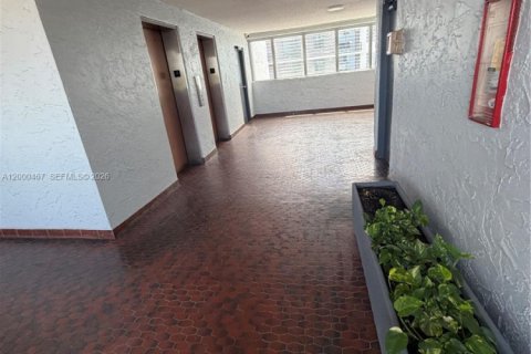 Condo in Miami, Florida, 2 bedrooms  № 2065193 - photo 15