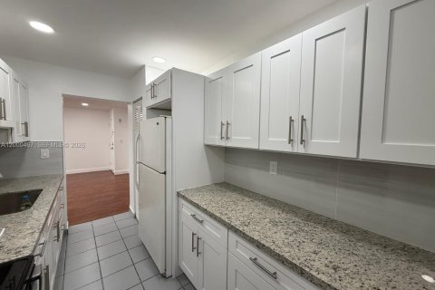 Condo in Miami, Florida, 2 bedrooms  № 2065193 - photo 2