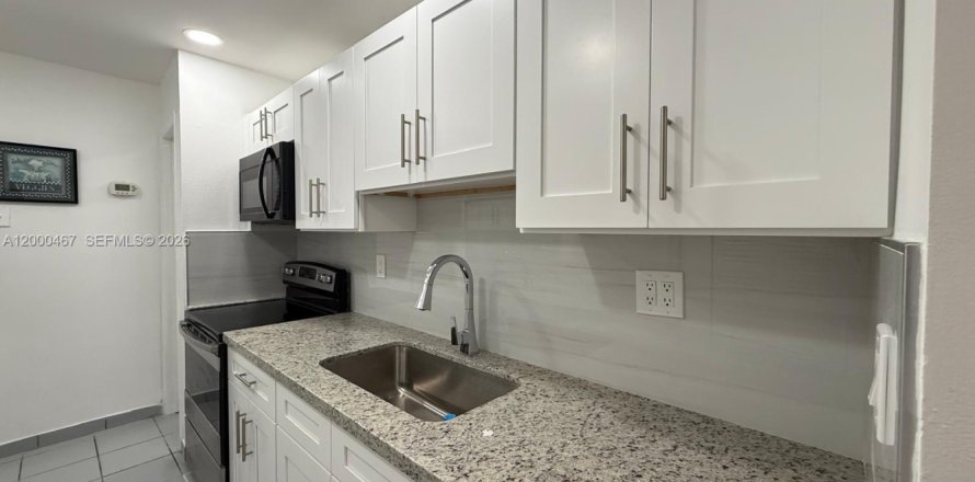 Condo in Miami, Florida, 2 bedrooms  № 2065193