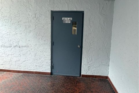 Condo in Miami, Florida, 2 bedrooms  № 2065193 - photo 16