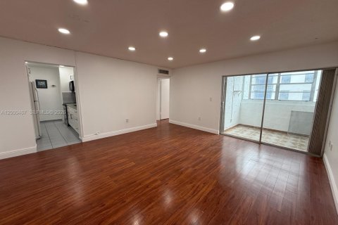 Condo in Miami, Florida, 2 bedrooms  № 2065193 - photo 5