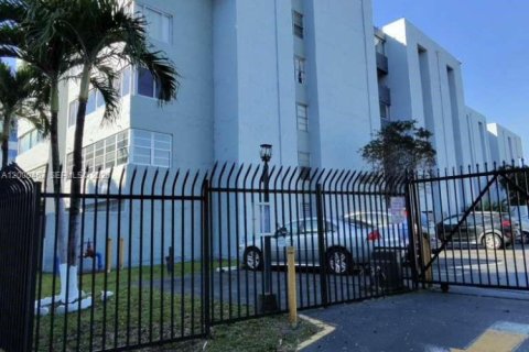 Condo in Miami, Florida, 2 bedrooms  № 2065193 - photo 11