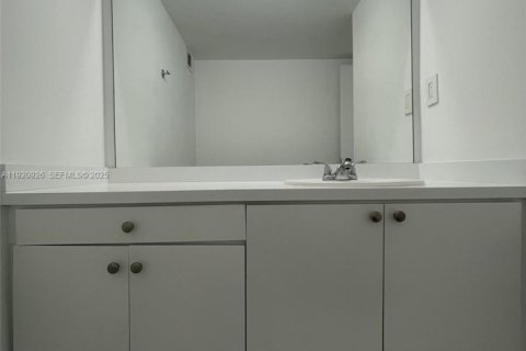 Copropriété à louer à Hallandale Beach, Floride: 1 chambre, 105.91 m2 № 1982497 - photo 15