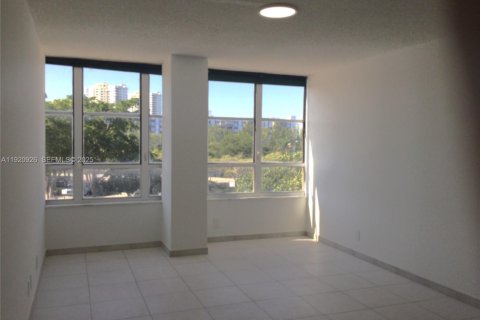 Copropriété à louer à Hallandale Beach, Floride: 1 chambre, 105.91 m2 № 1982497 - photo 6