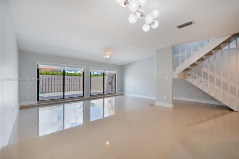 Снять в аренду таунхаус в Майами, Флорида 2 спальни, 135.92м2, № 1952643 - фото 12